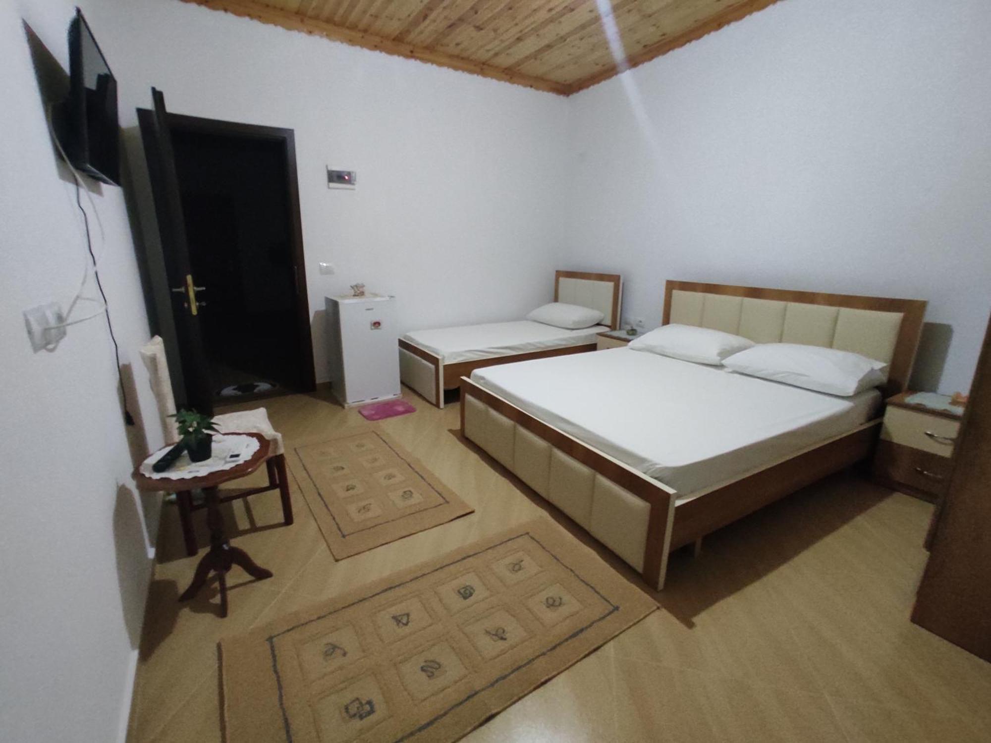 Dino Guest House Gjirokastër Eksteriør billede