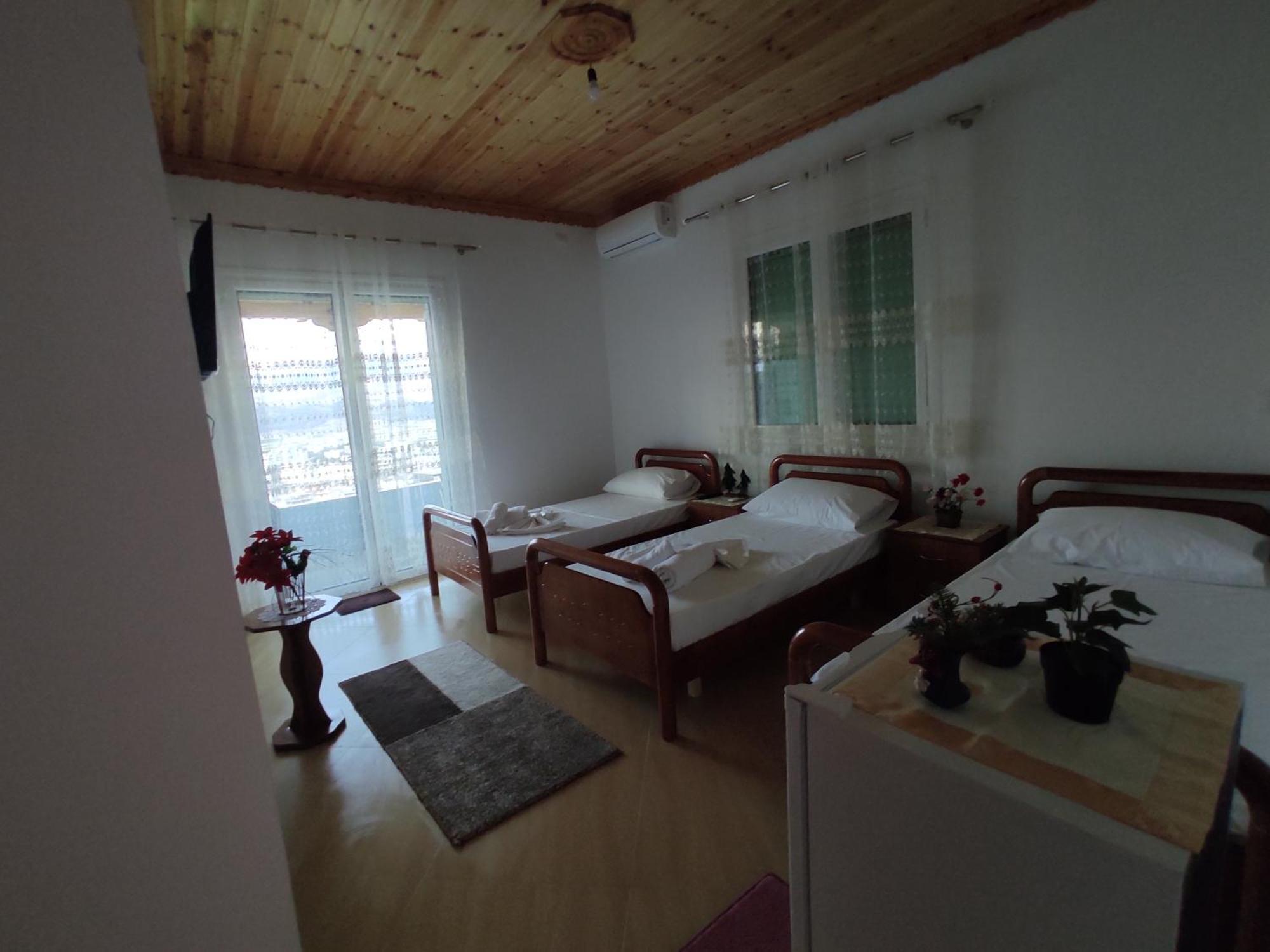 Dino Guest House Gjirokastër Eksteriør billede