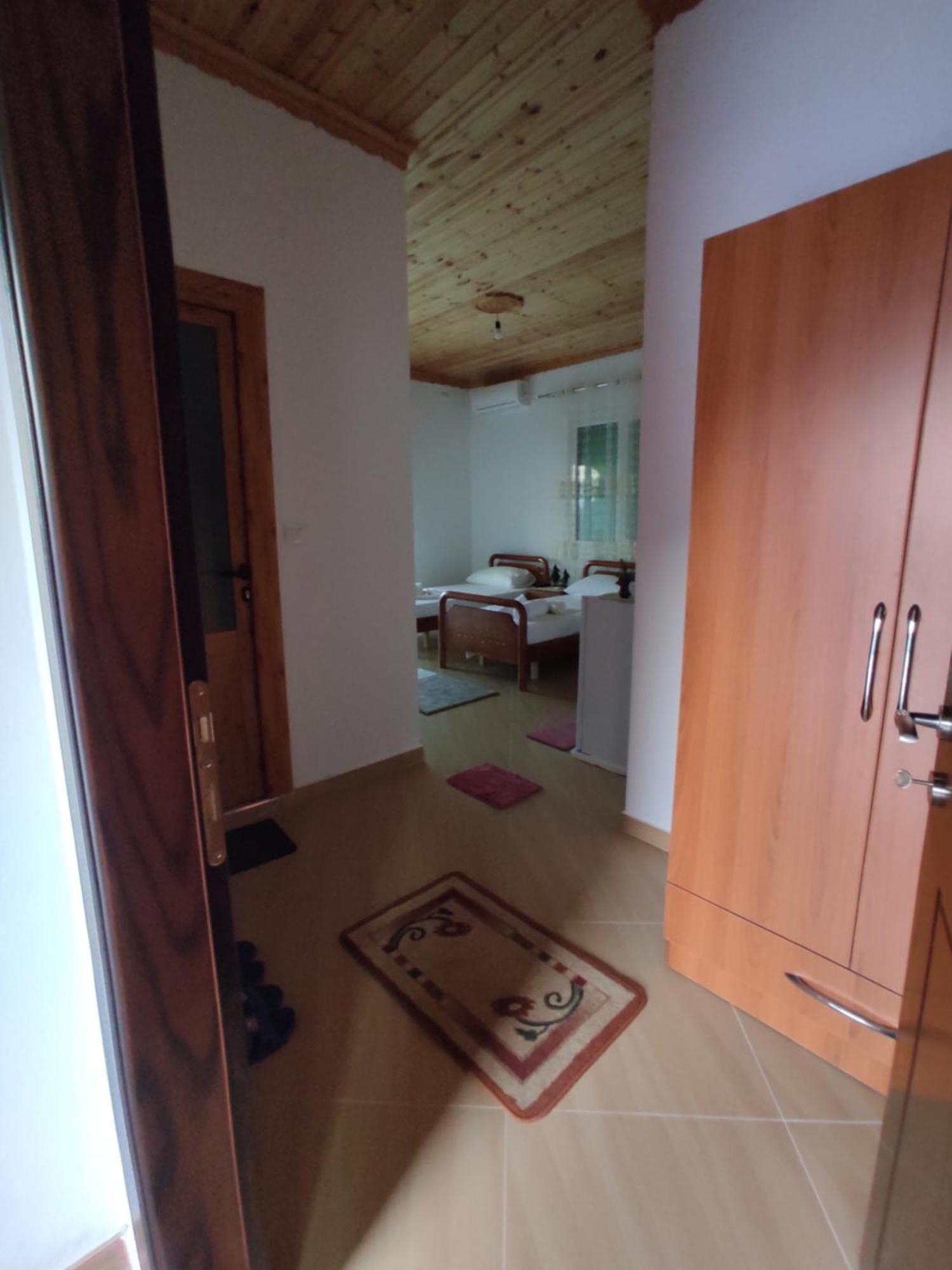 Dino Guest House Gjirokastër Eksteriør billede